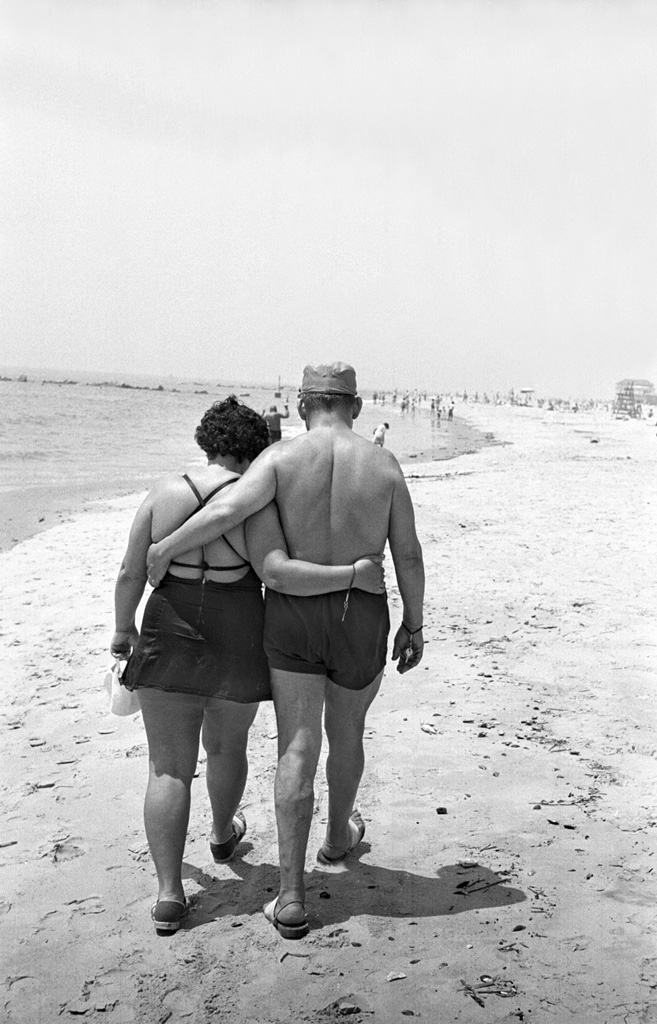 Arm and arm on the beach, 1950