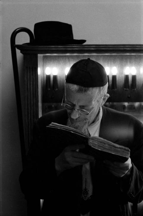 Man reading Torah, 1970