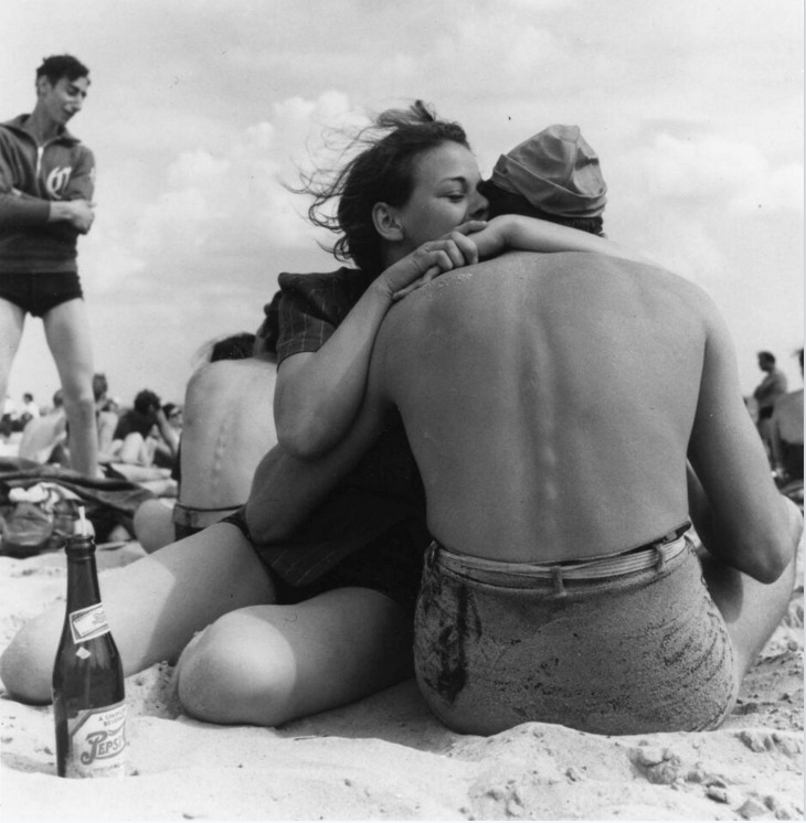 Coney Island Embrace, New York City, 1938, gelatin silver print, Orkin/Engel Film and Photo Archive.© Morris Engel